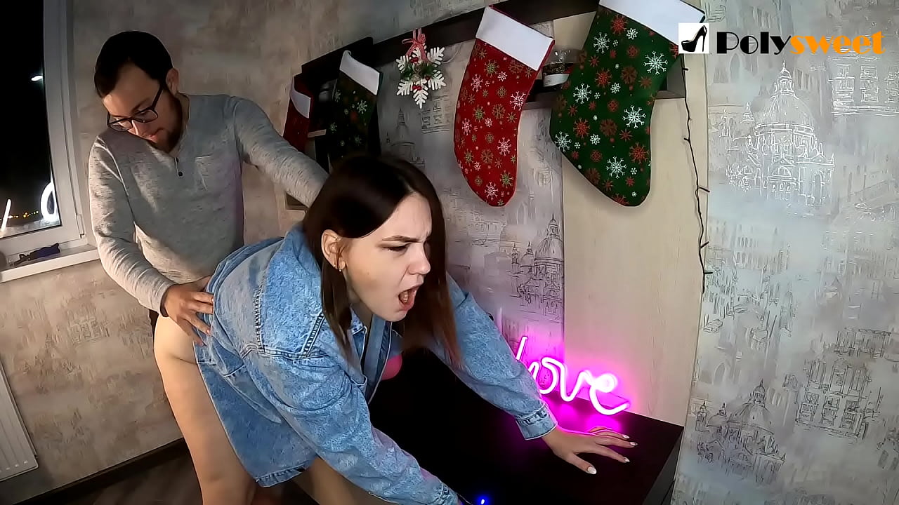 Mees nautis, kuidas ta suu ja riistaga ilusat tüdrukut perse nussis