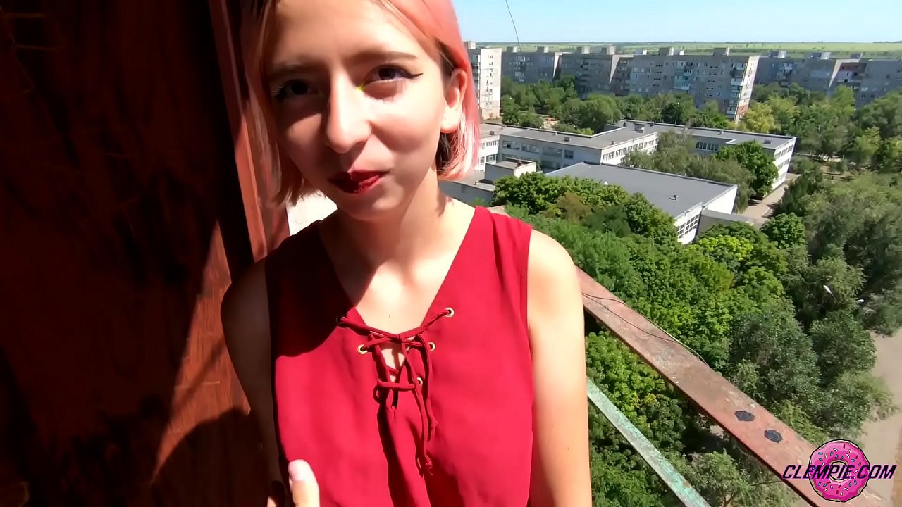 Sensuaalne tudeng imeb võõrast tagalas - sperma tema näole